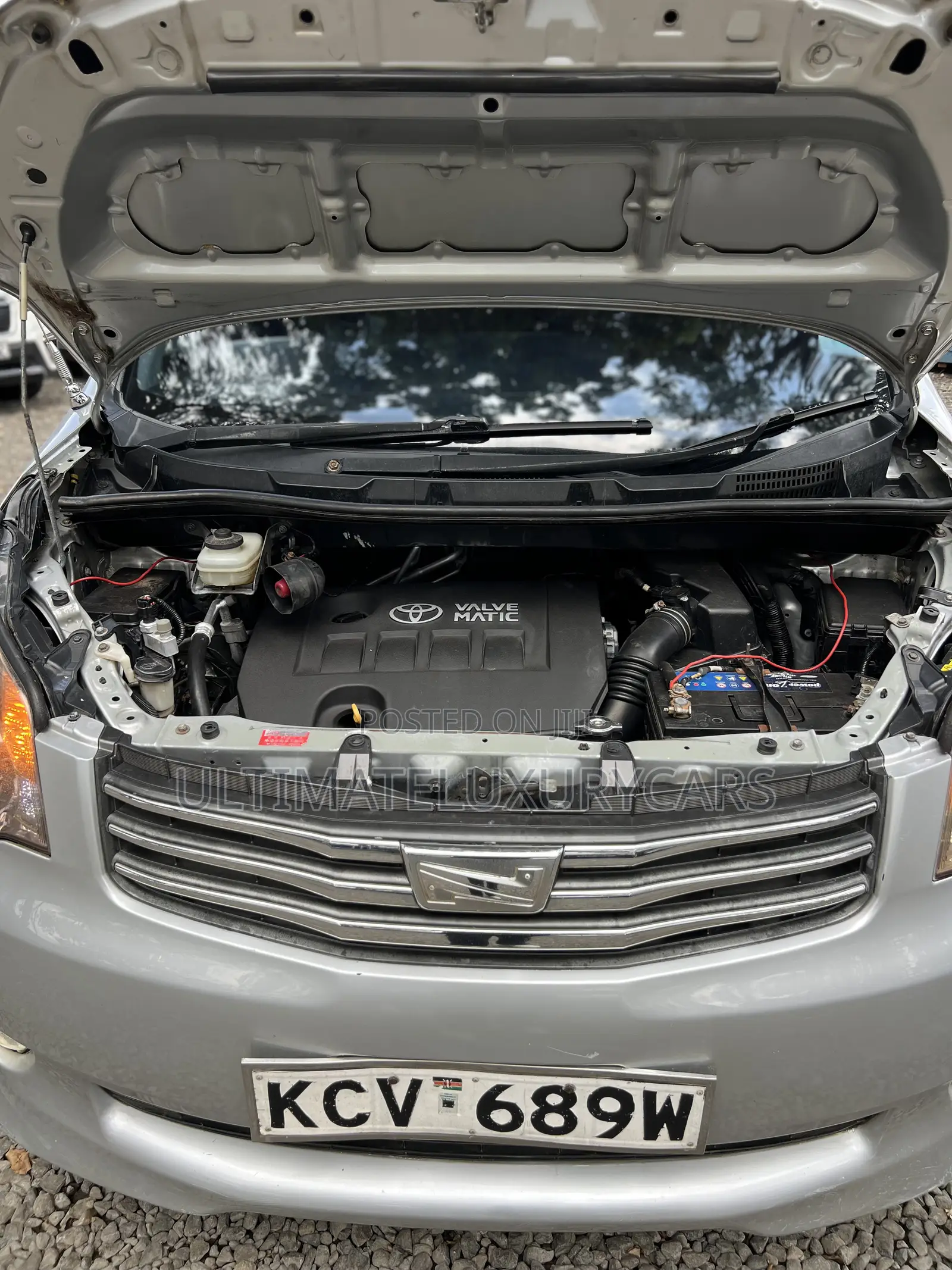 Toyota Noah 2.0 158hp FWD (8 Seater) 2012 Silver