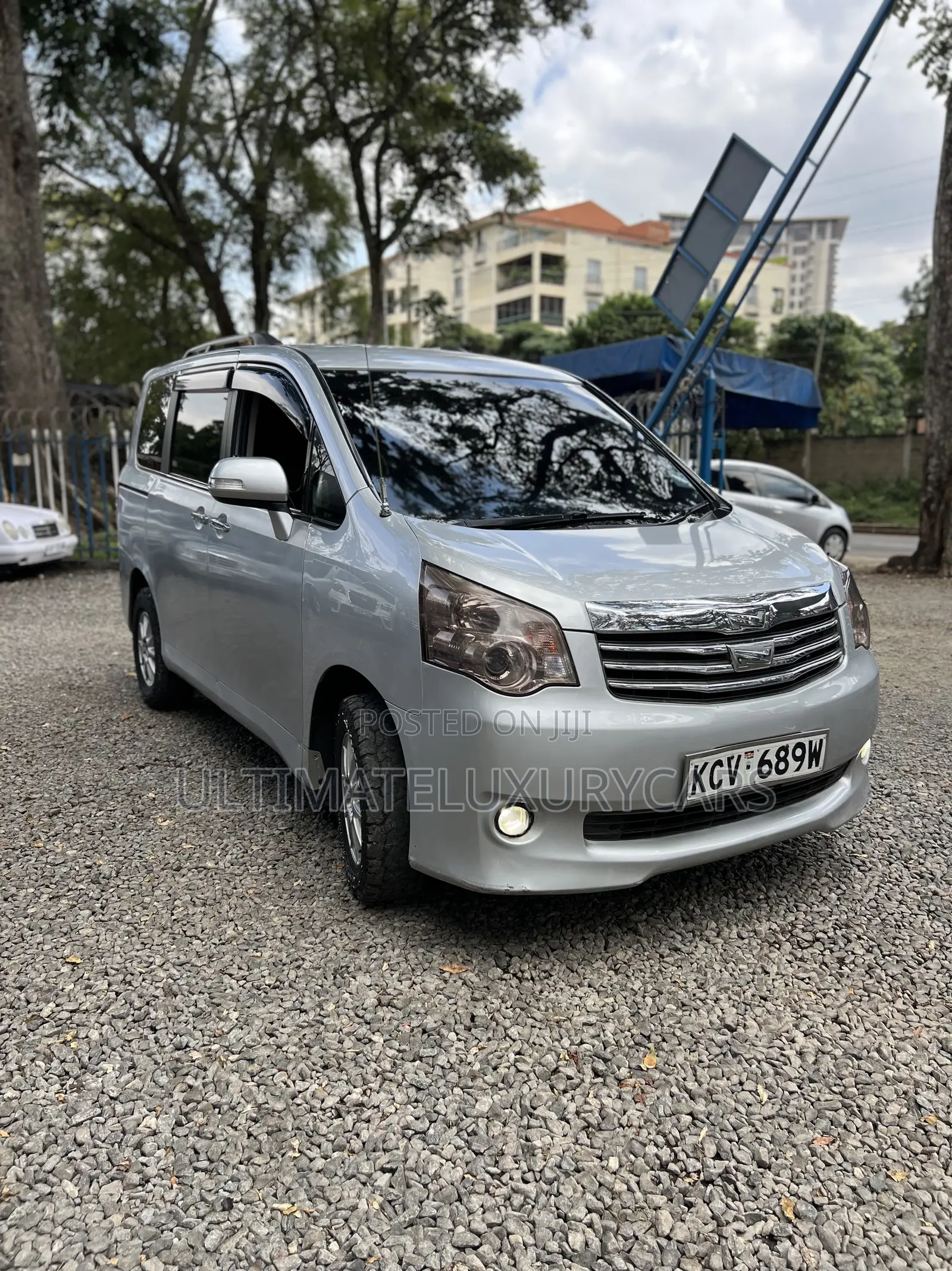 Toyota Noah 2.0 158hp FWD (8 Seater) 2012 Silver
