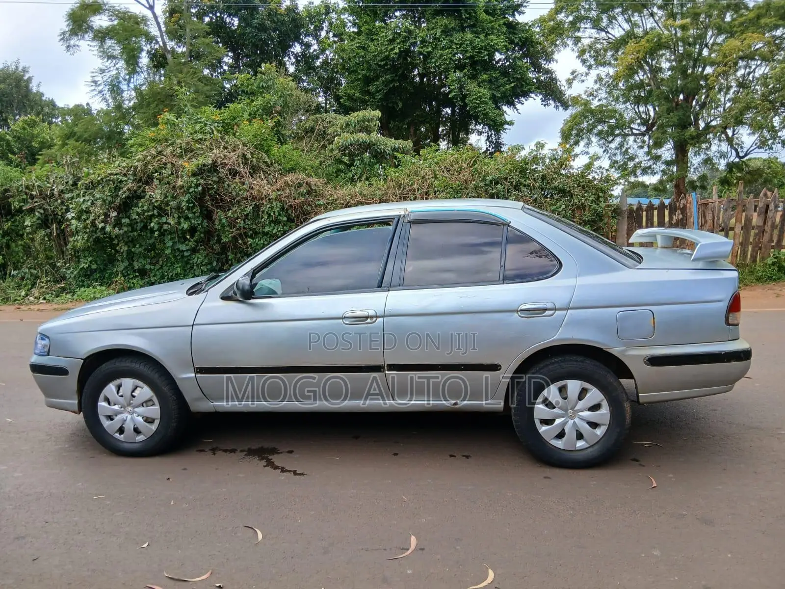 Nissan Sunny 2000 Silver