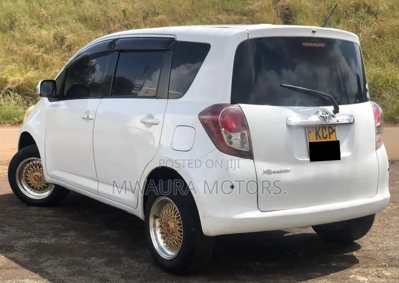 Toyota Ractis 1.3 FWD 2010 White