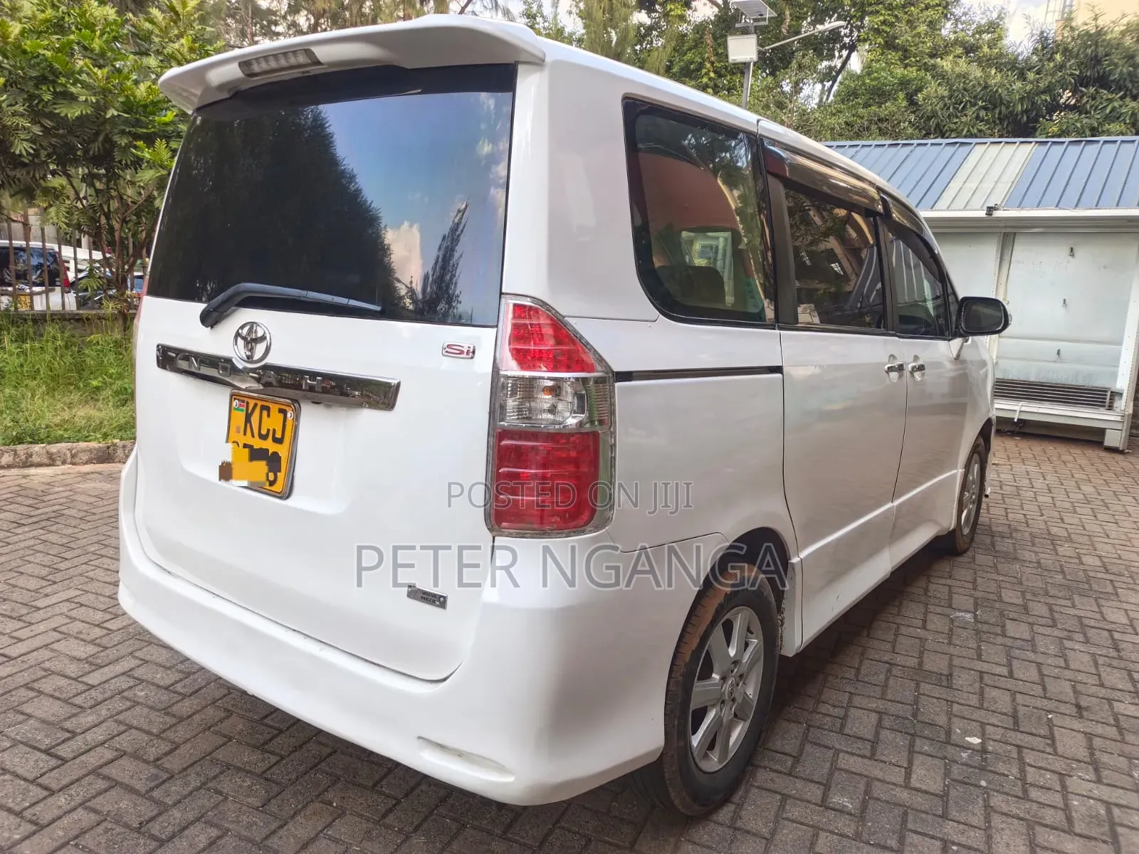 Toyota Noah 2.0 158hp FWD (8 Seater) 2009 White