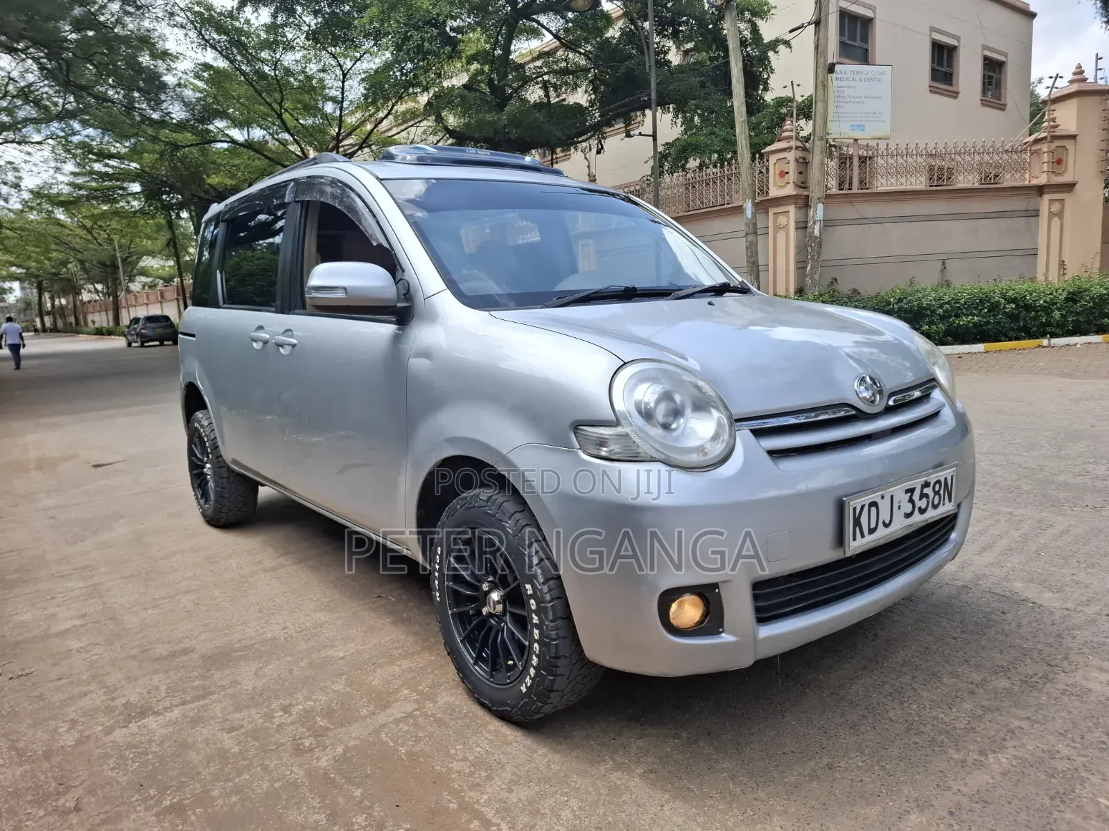 Toyota Sienta 1.5 FWD (6-seater) 2015 Silver