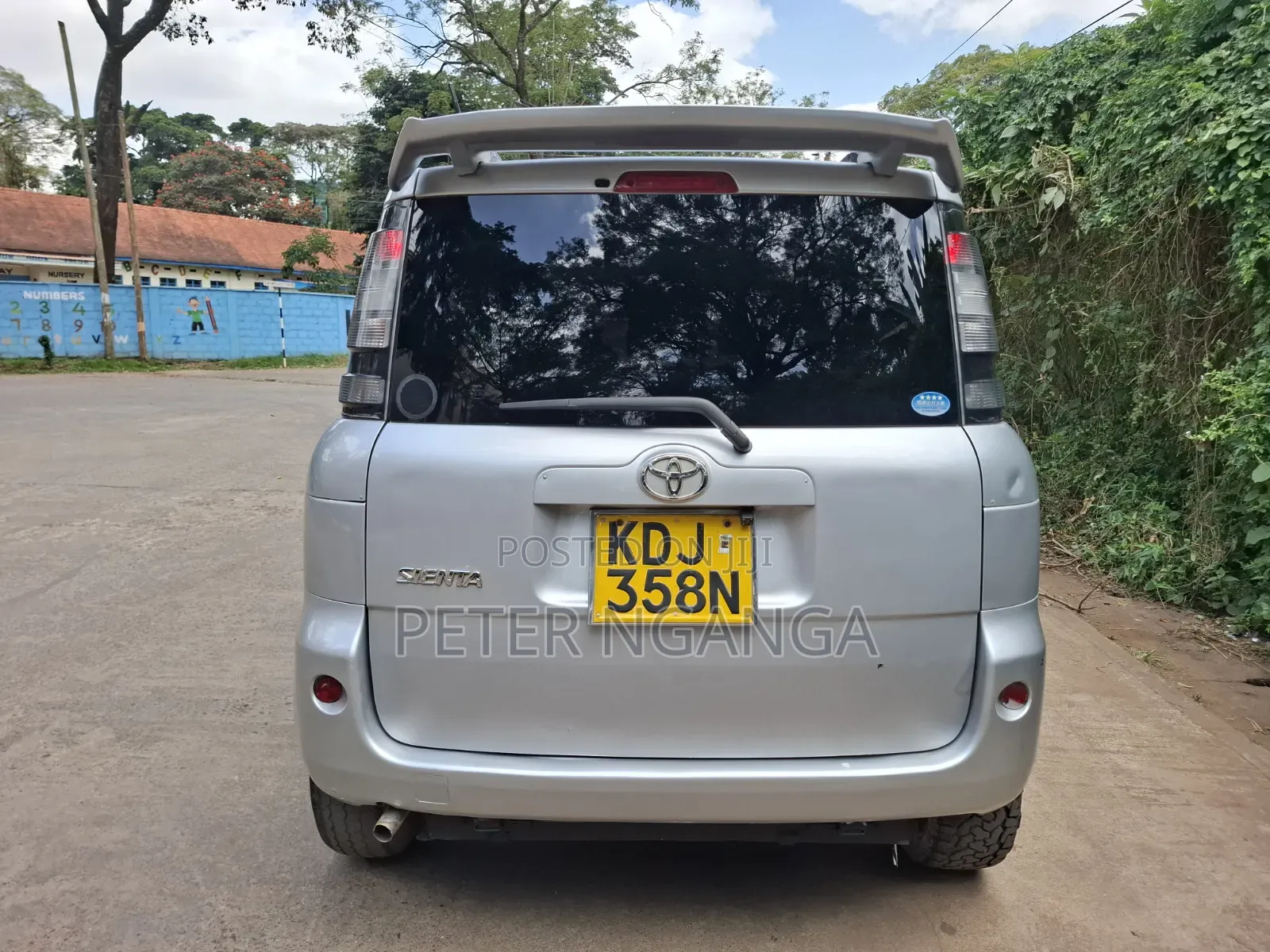 Toyota Sienta 1.5 FWD (6-seater) 2015 Silver