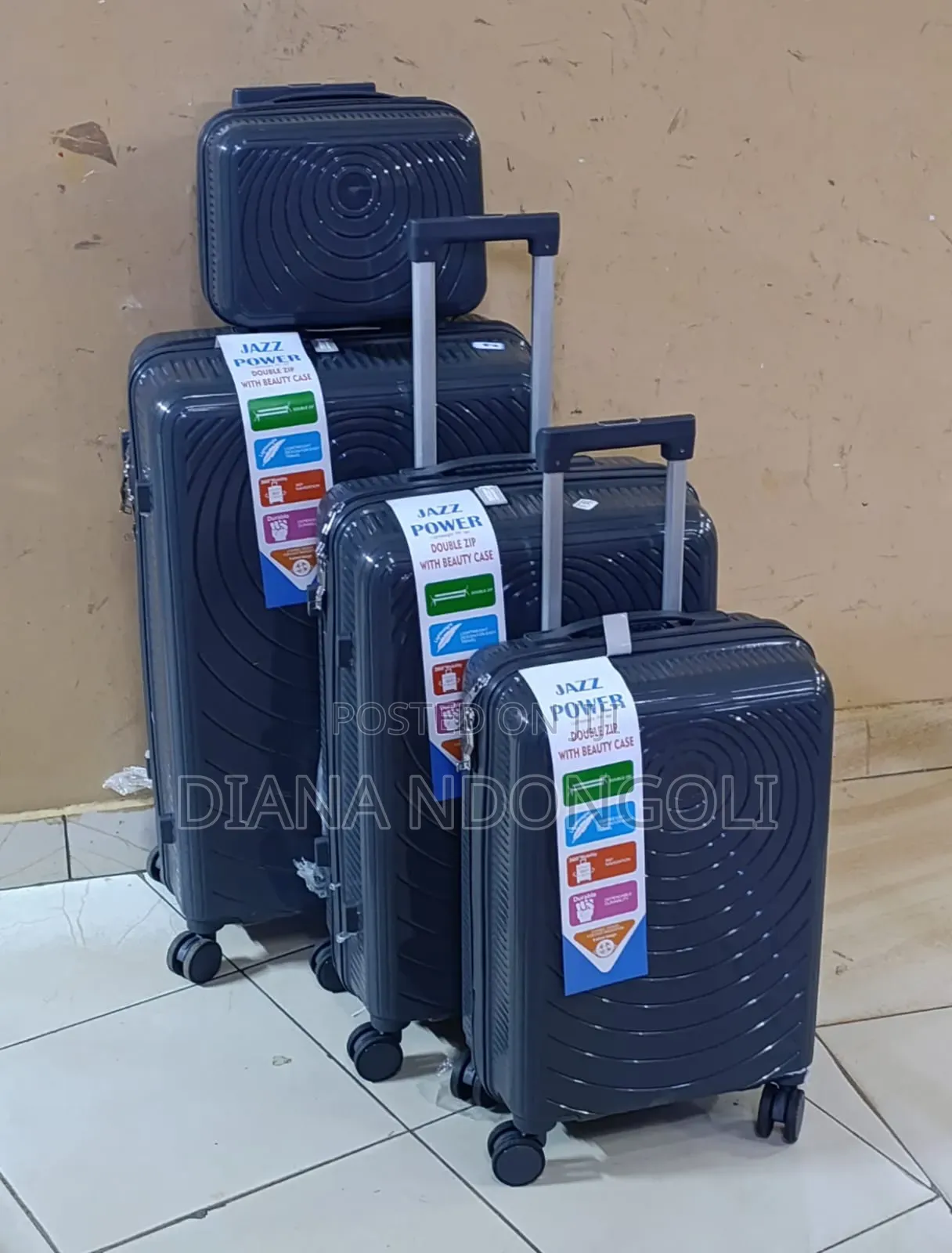 *4 in 1 Luxurious Unbreakable Suitcase*
Zipper Closure Frame.
