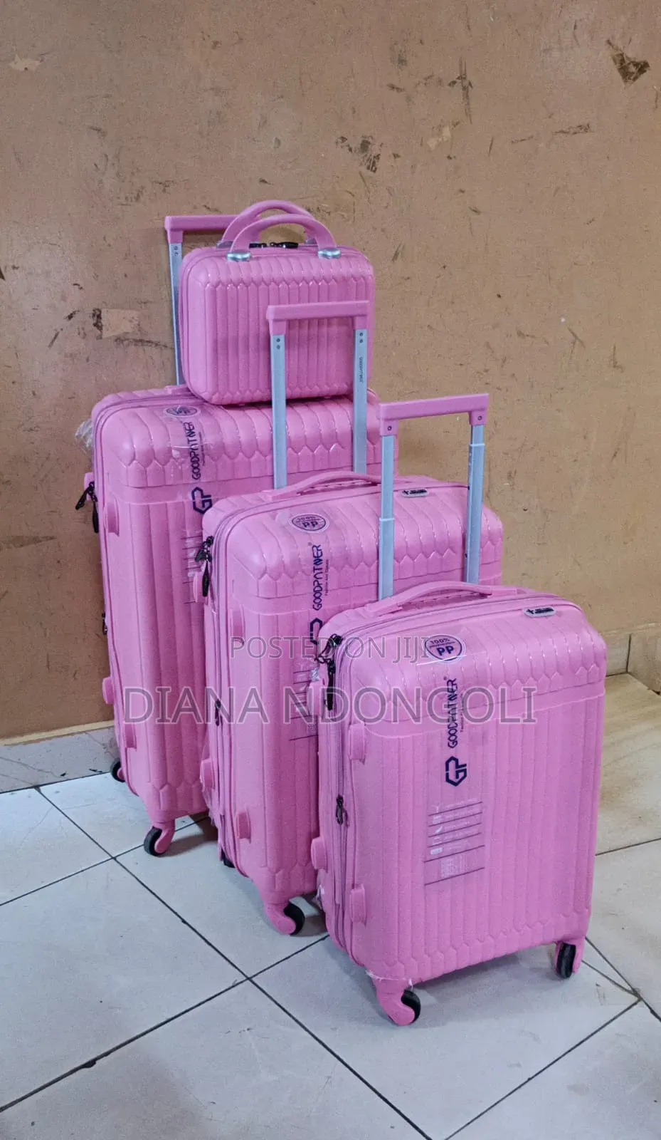*4 in 1 Luxurious Unbreakable Suitcase*
Zipper Closure Frame.