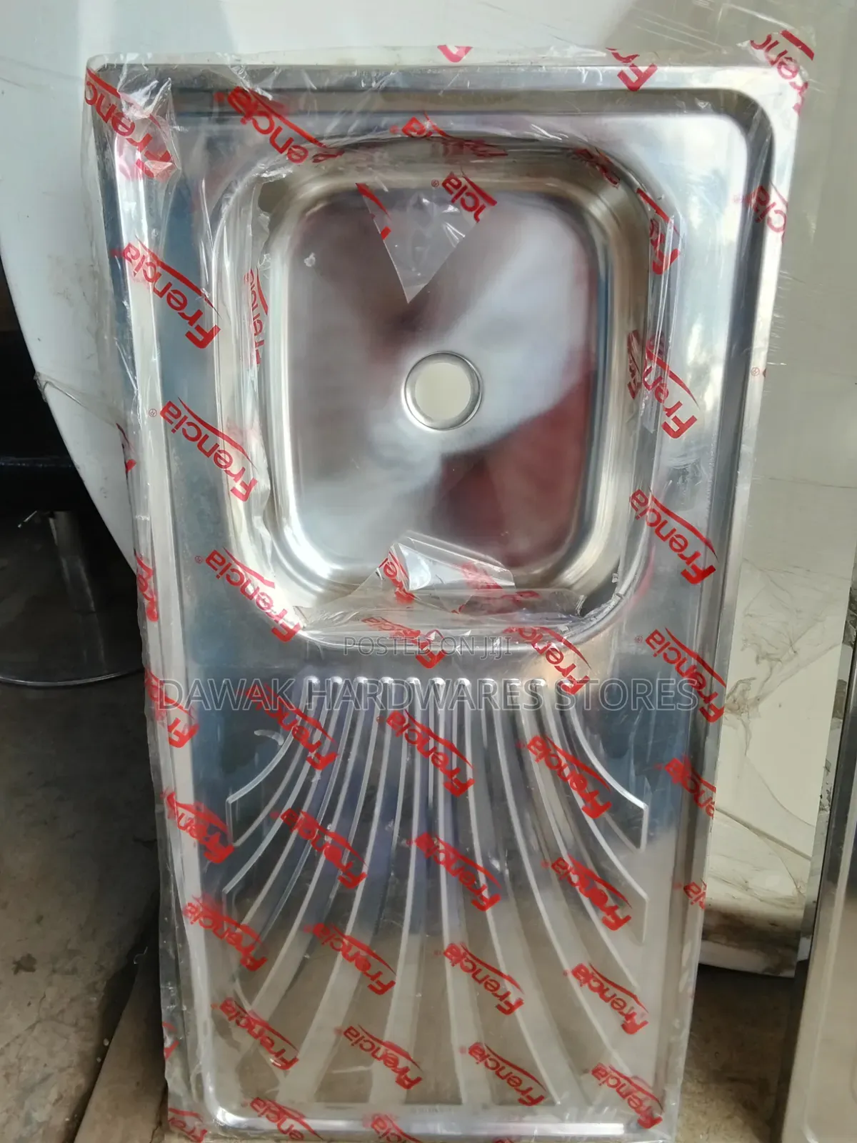 Kitchen Sink With One Bowl and a Drainboard