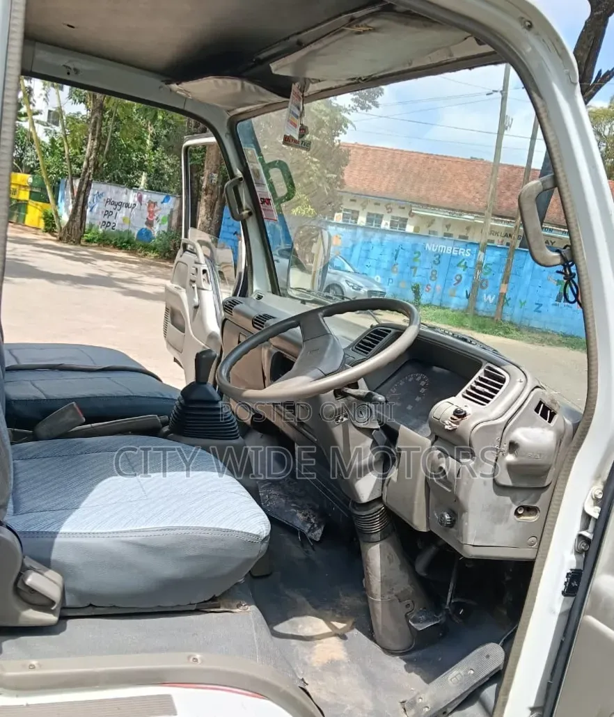 Isuzu NPR 2000 Model