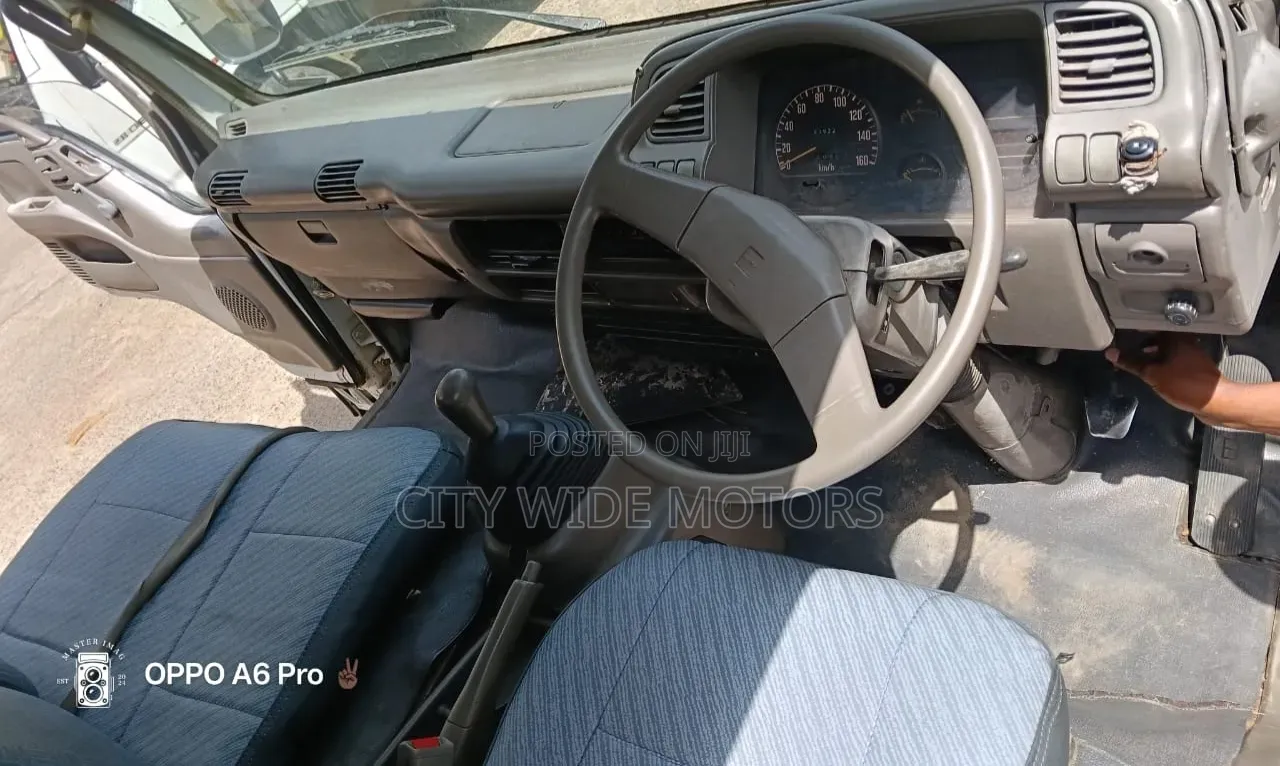 Isuzu NPR 2000 Model