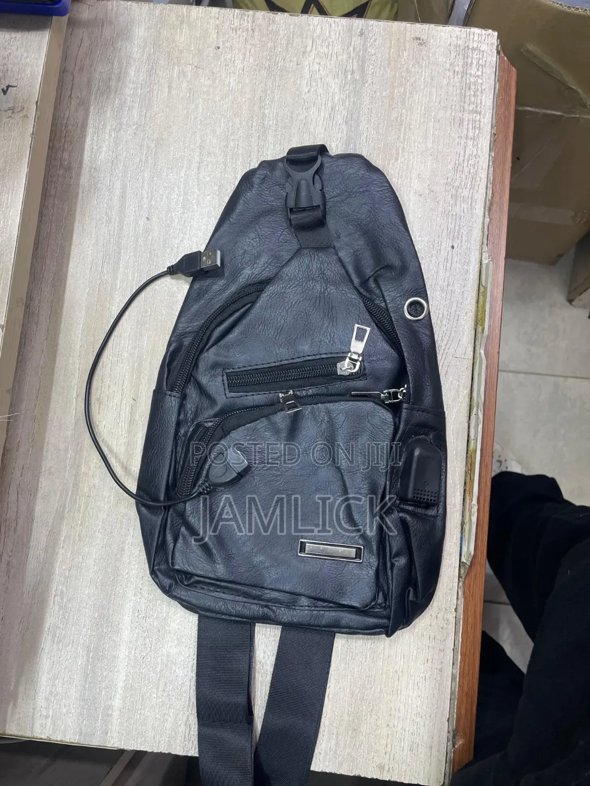 Fashion Men Chest Bag Pu Leather With Usb Charging
 - Ny