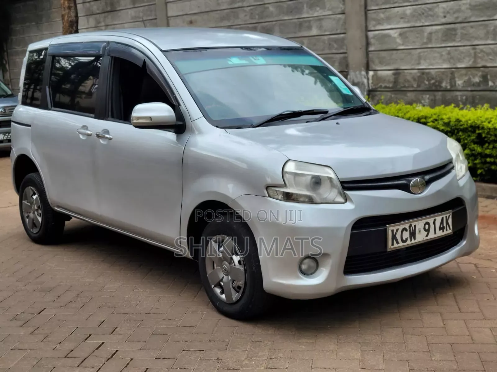 Toyota Sienta 2012 Silver