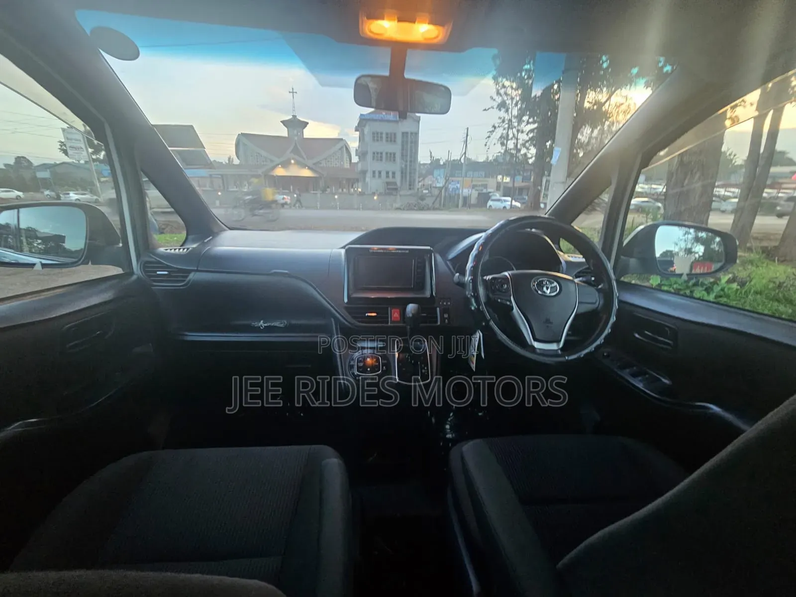 Toyota Voxy 2017 Silver