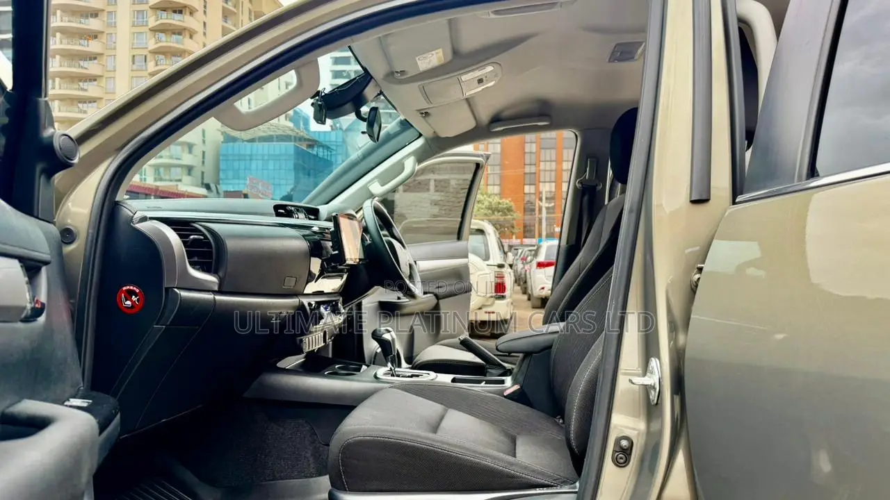 Toyota Hilux 2022 Brown