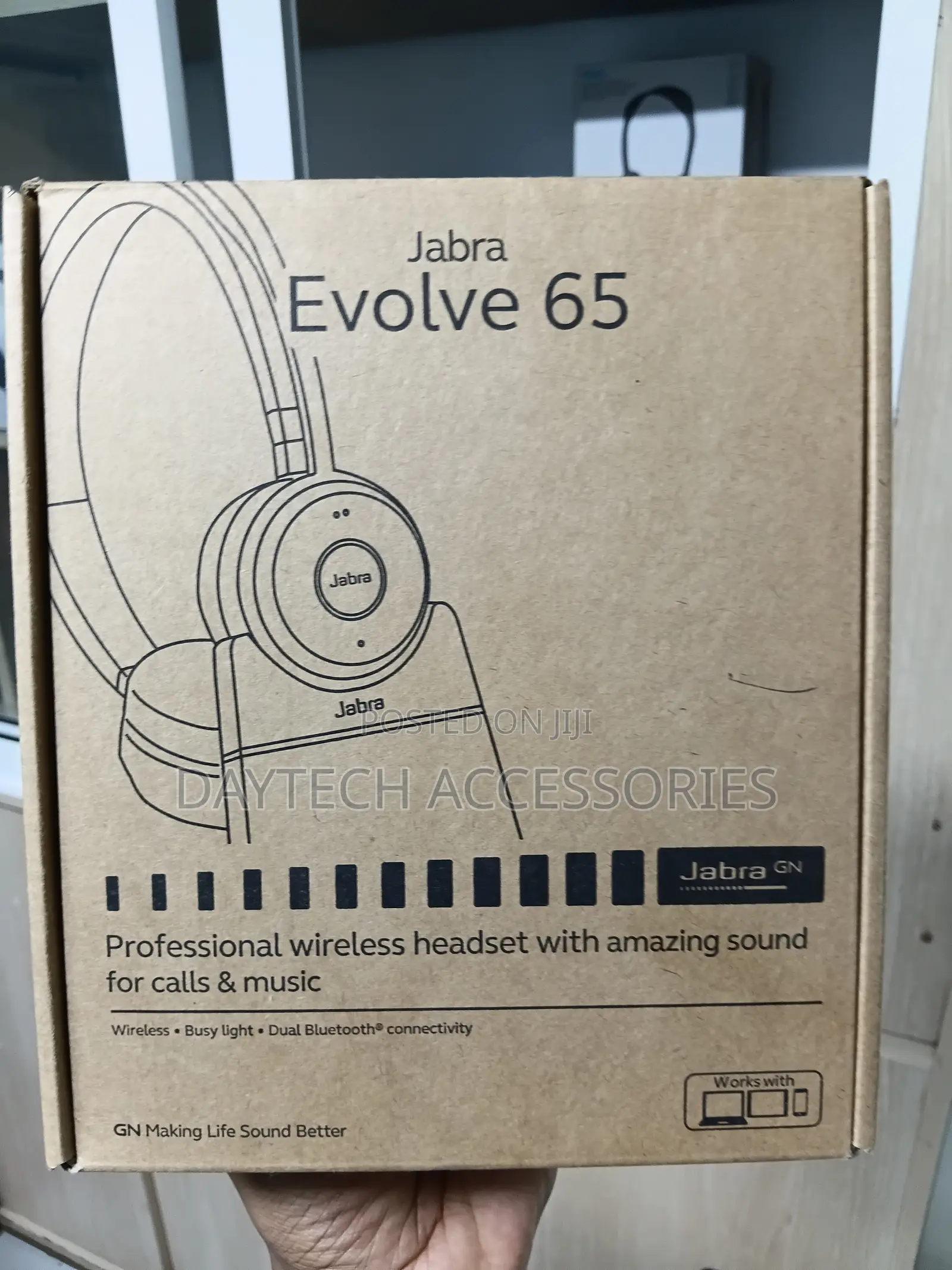 Jabra Evolve 65 Se Wireless Headset With a Charging Stand in Brown Box