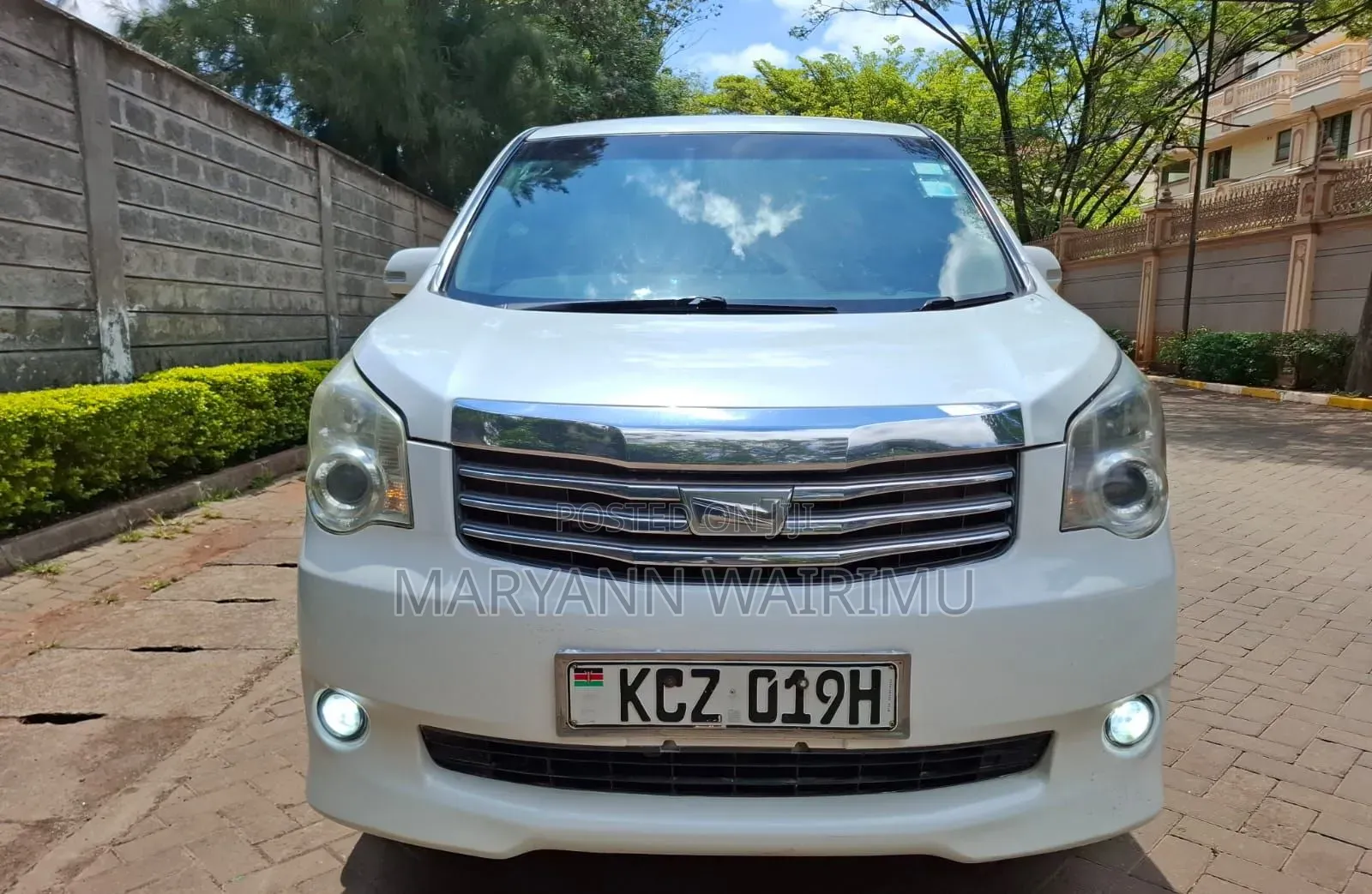 Toyota Noah 2.0 143hp AWD (8 Seater) 2013 White