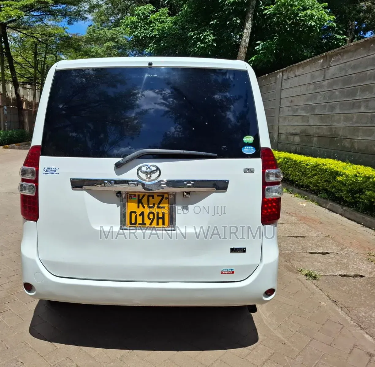 Toyota Noah 2.0 143hp AWD (8 Seater) 2013 White