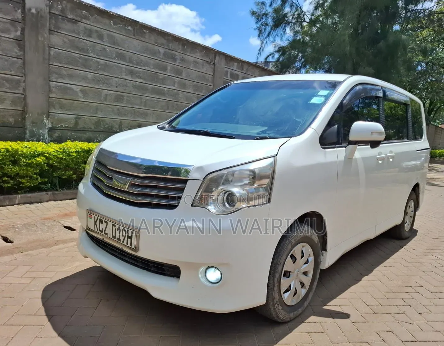 Toyota Noah 2.0 143hp AWD (8 Seater) 2013 White
