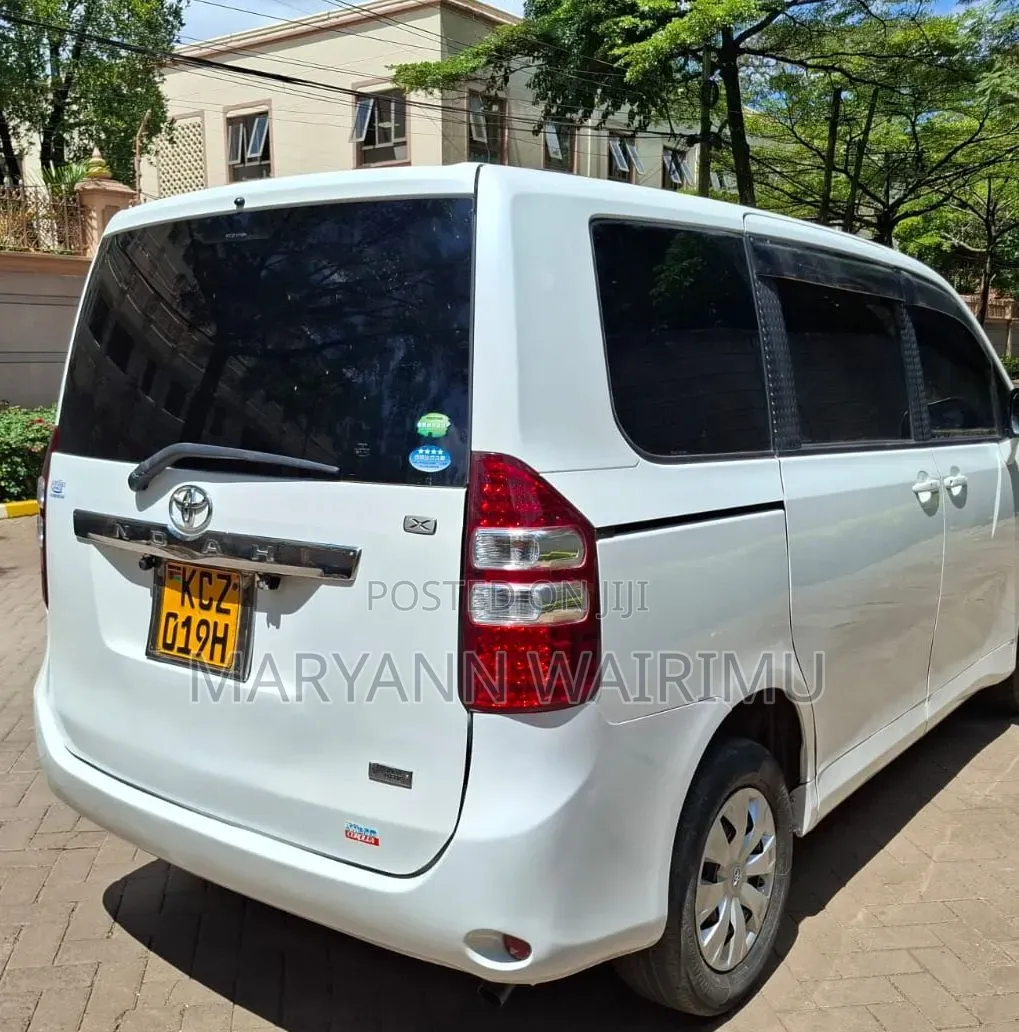 Toyota Noah 2.0 143hp AWD (8 Seater) 2013 White