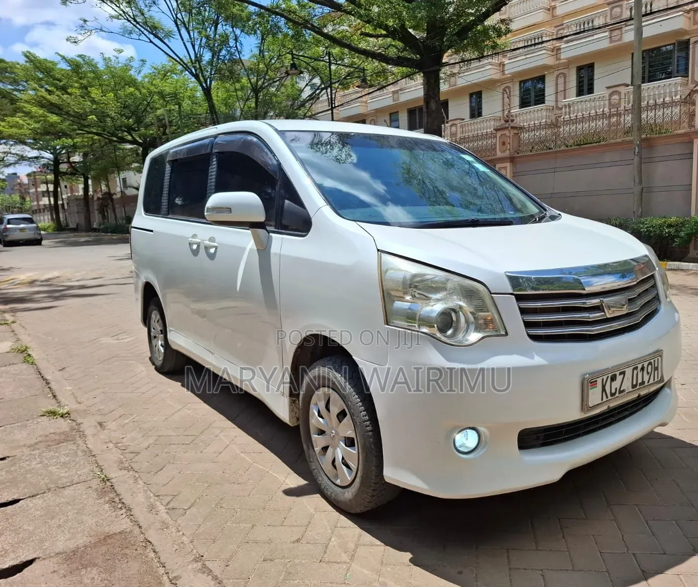 Toyota Noah 2.0 143hp AWD (8 Seater) 2013 White