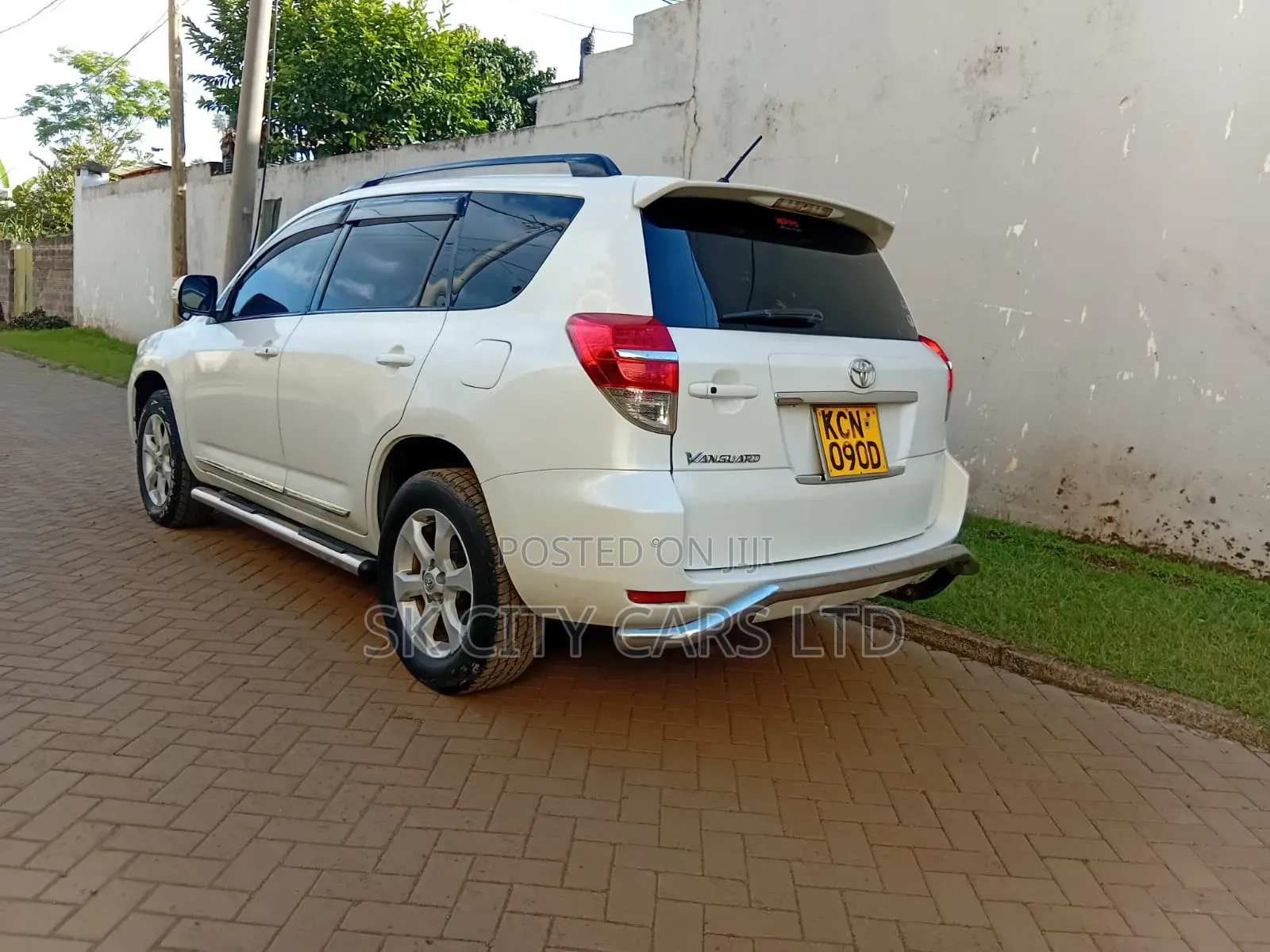 Toyota Vanguard 2010 White