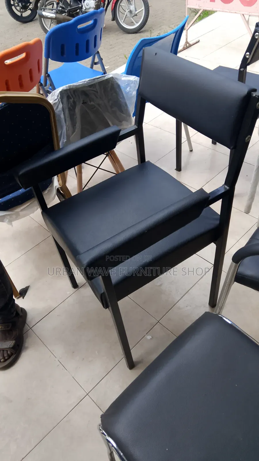 Black Armrests Waiting Chair