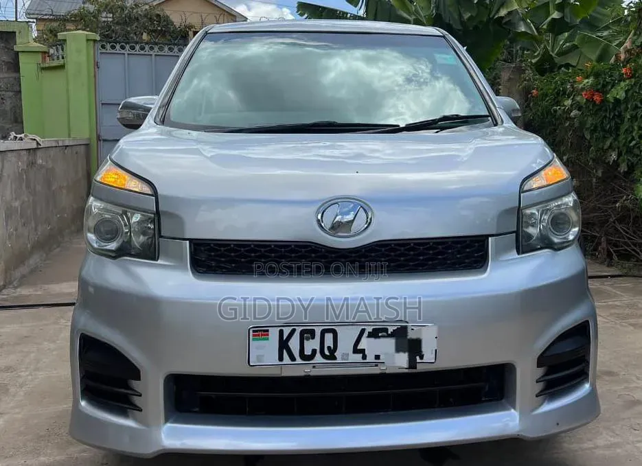 Toyota Voxy 2011 Silver