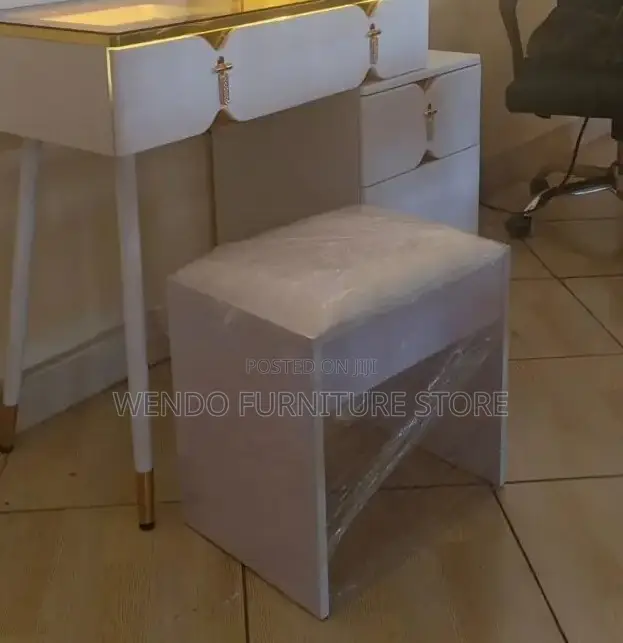 Dressers; White Strong Vanity Set With Mirror