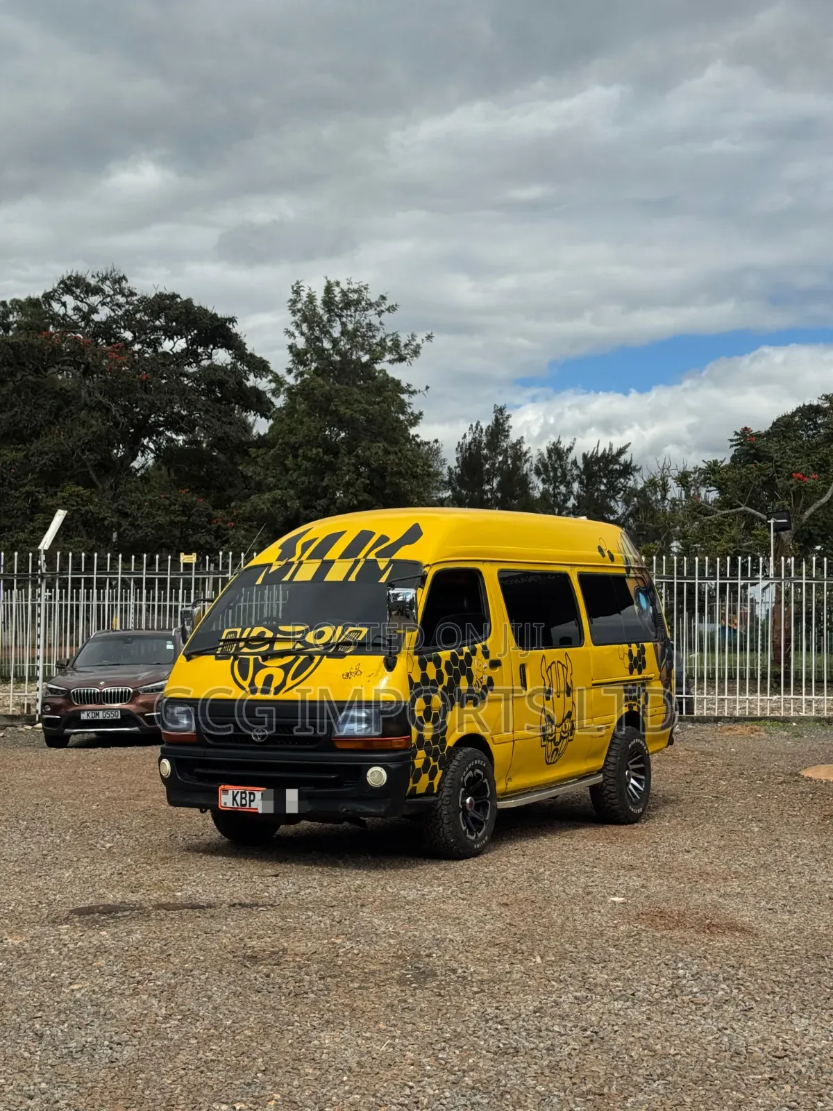 Toyota HiAce 2004 Yellow