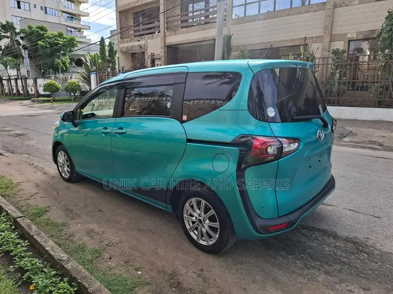 Toyota Sienta 1.5 Hybrid FWD 2019 Green