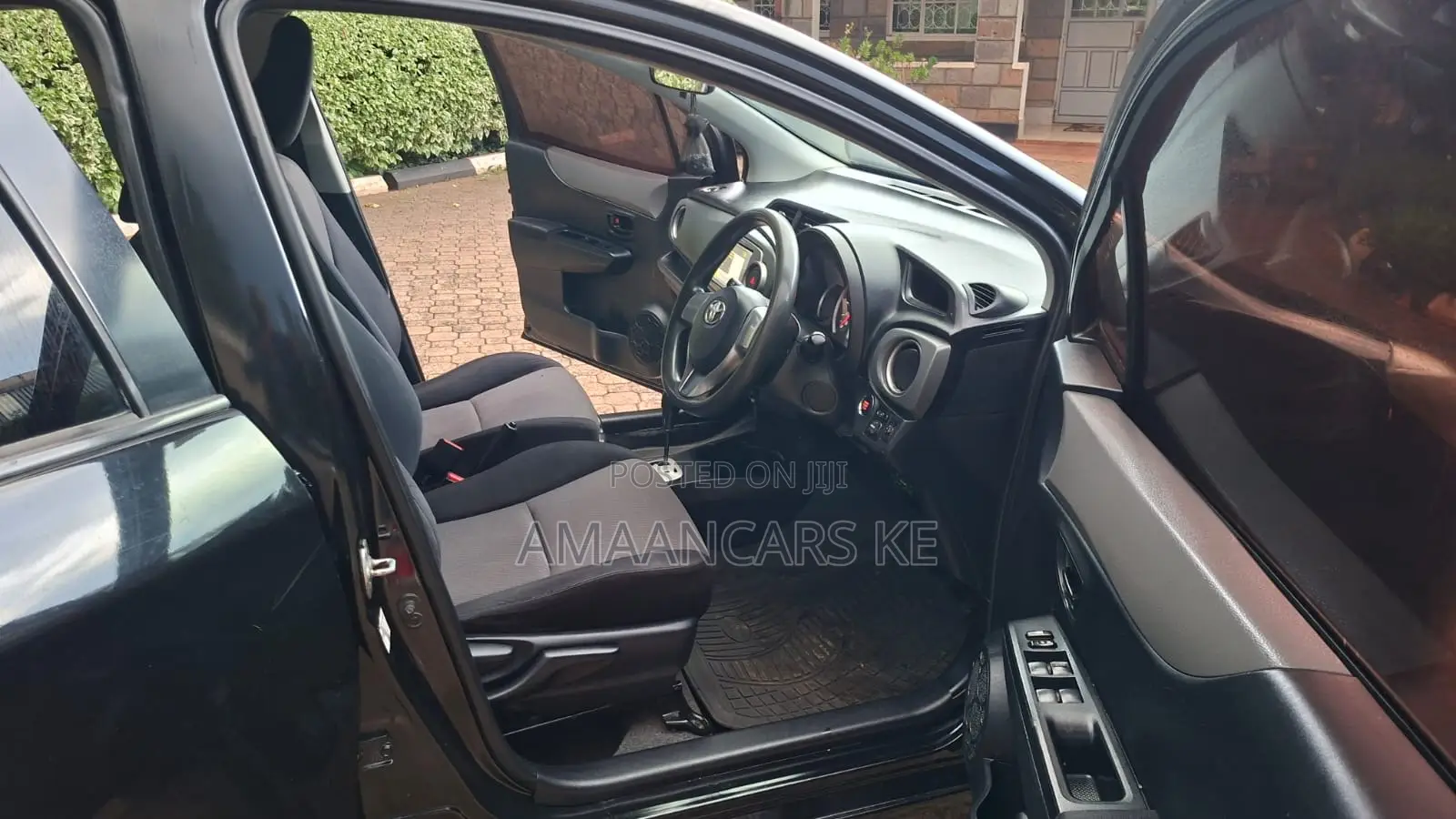Toyota Vitz 1.3 FWD 5dr 2012 Black