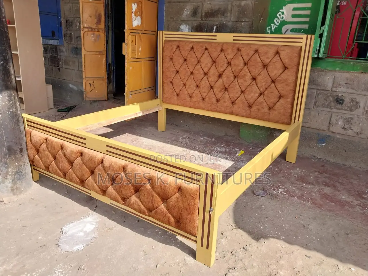 Bant Orange Moket Bed