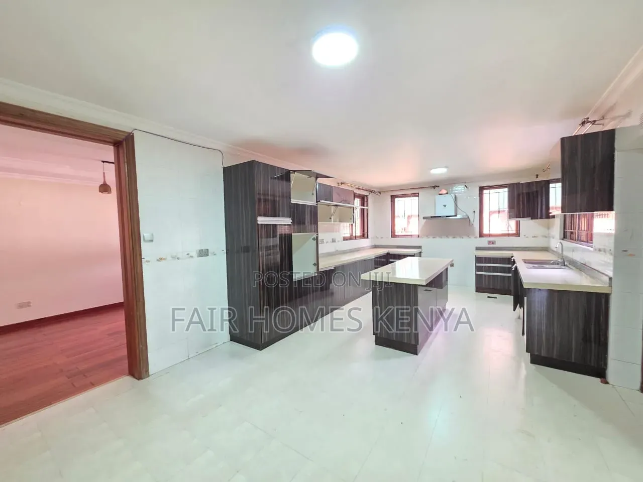 5bdrm Townhouse / Terrace in Convent Drive, Muthangari for rent