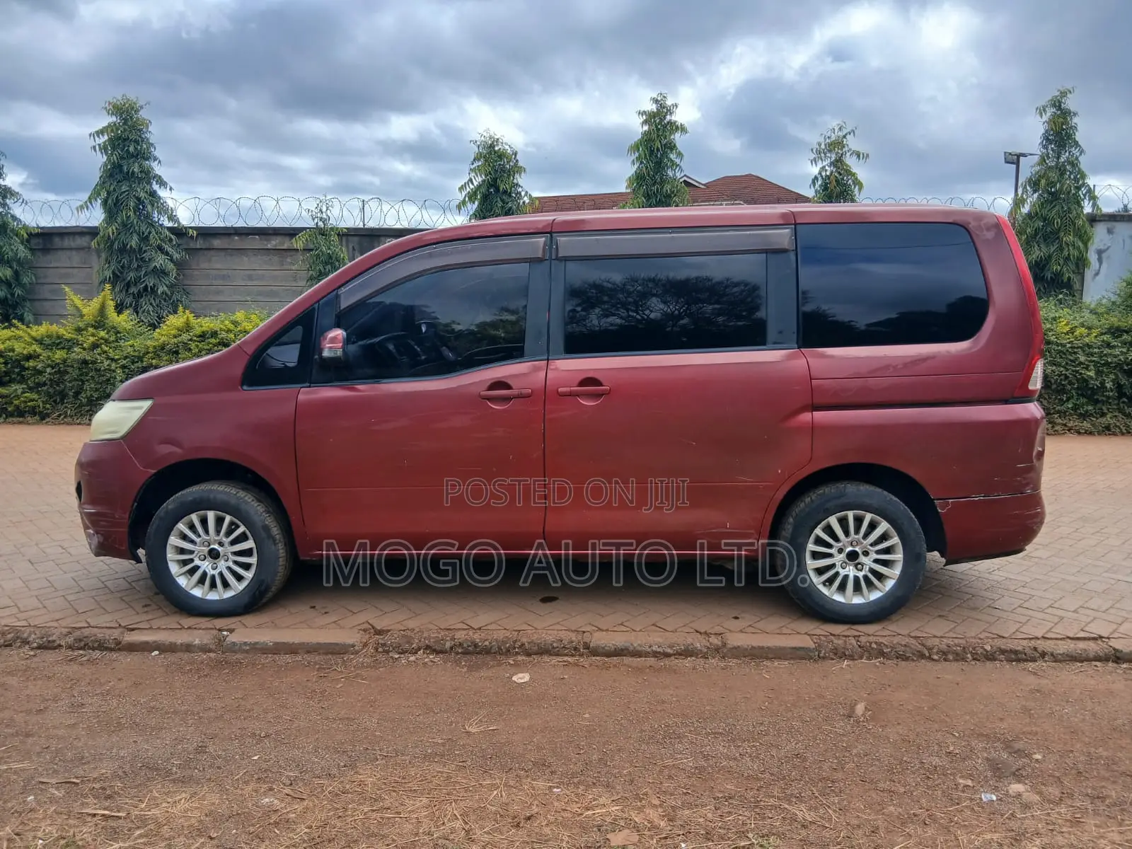 Nissan Serena 2010 Red