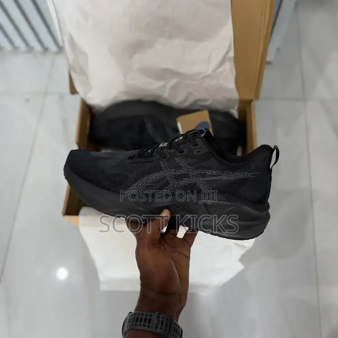 Asics Novablast 5 Triple Black