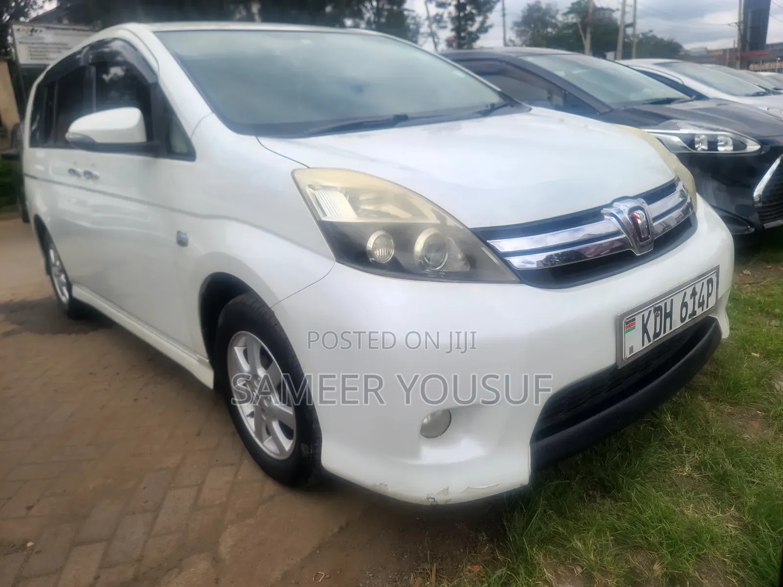 Toyota ISIS 2015 White