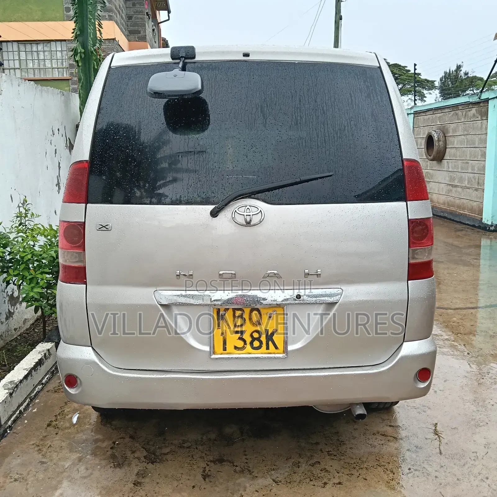 Toyota Noah 2004 Gold