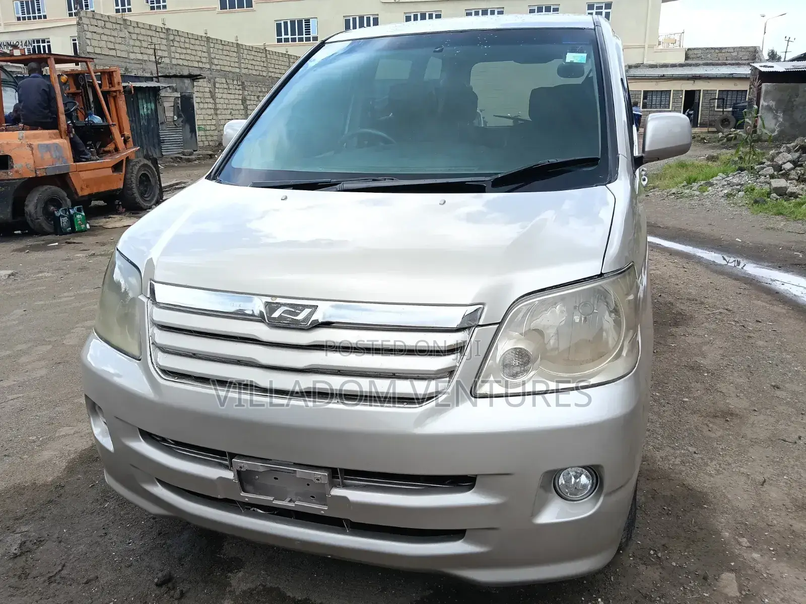 Toyota Noah 2004 Gold
