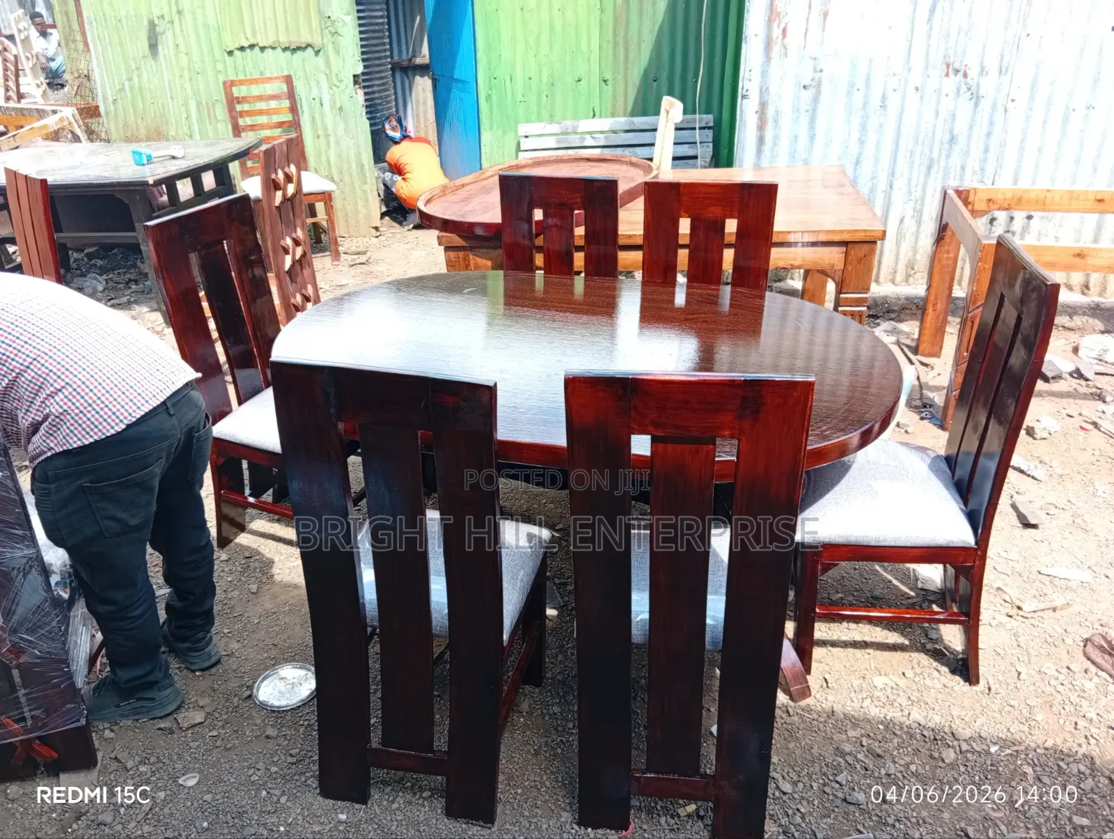 Beautifully Made Dining Table 6 Sitter