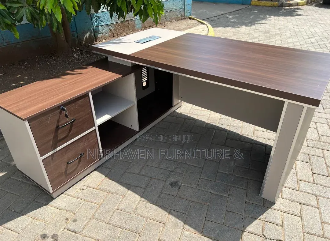 1.6 Executive Office Desk – Modern Workspace for Professional Offices