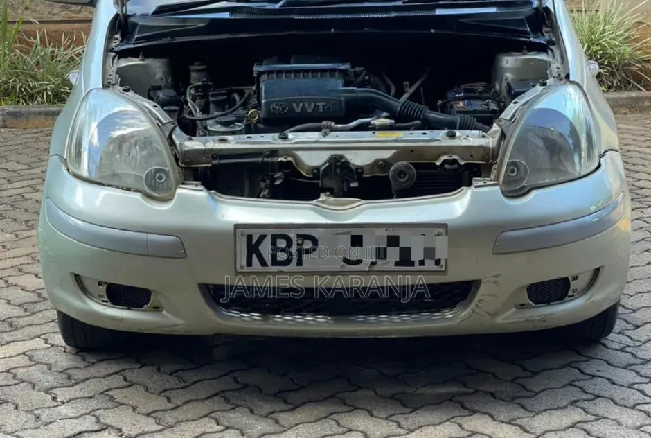 Toyota Vitz 2004 Silver