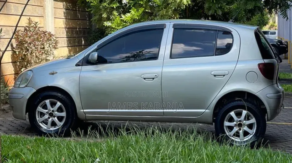 Toyota Vitz 2004 Silver