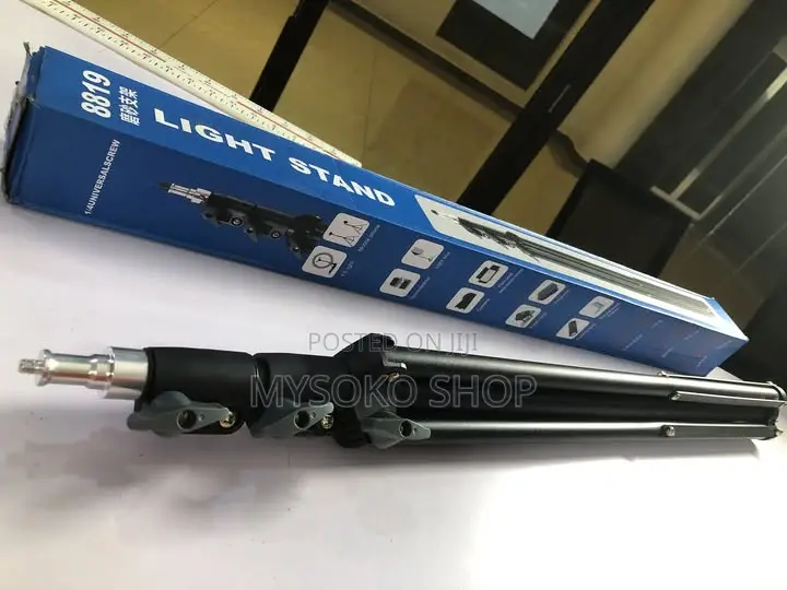 8806 Light Tripod Stand