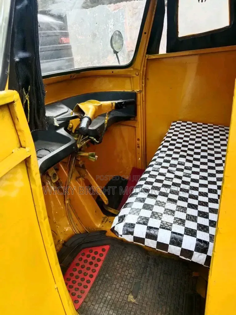 Piaggio 2021 Yellow