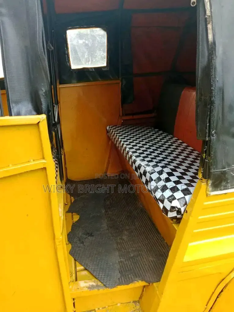 Piaggio 2021 Yellow
