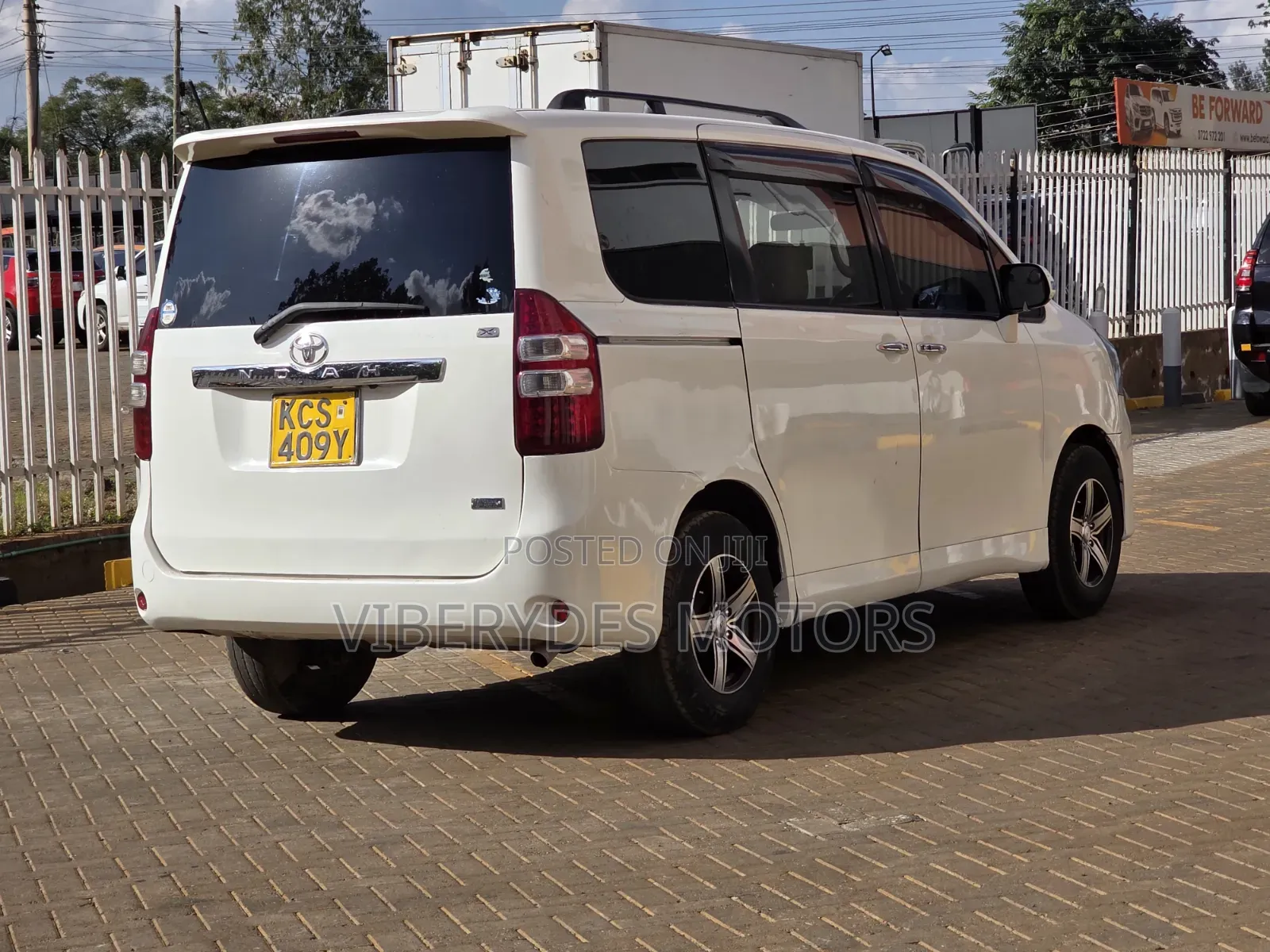 Toyota Noah 2011 White
