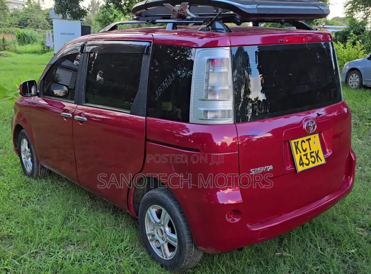 Toyota Sienta 2011 Red