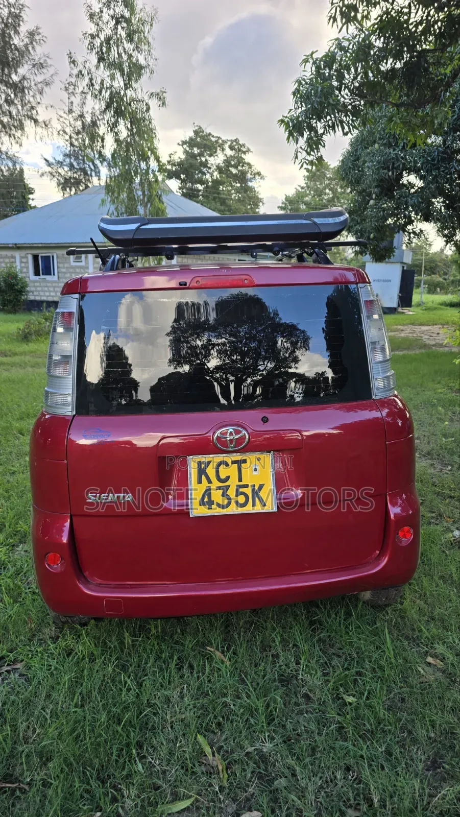 Toyota Sienta 2011 Red