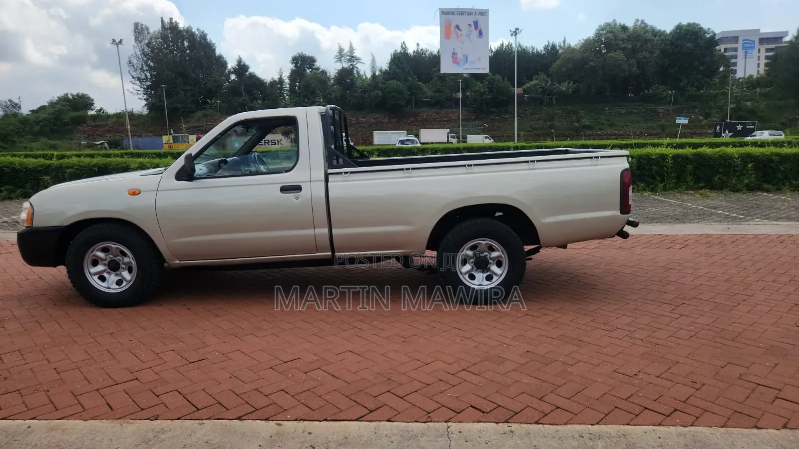Nissan Hardbody 2013 Gold