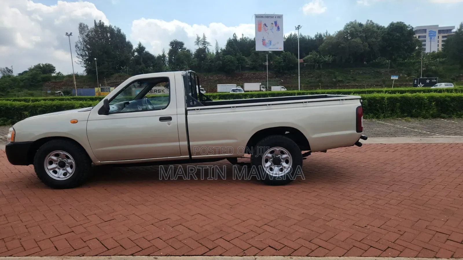 Nissan Hardbody 2013 Gold