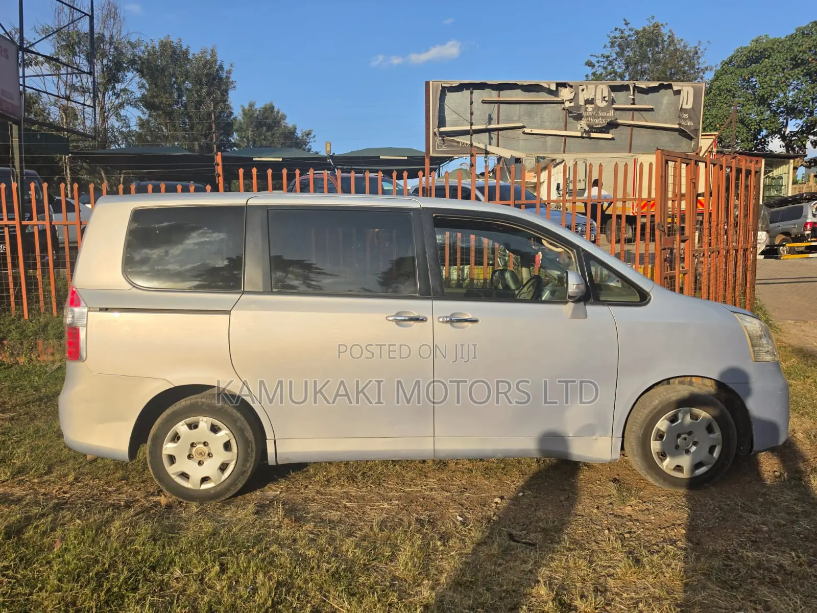 Toyota Noah 2010 Silver