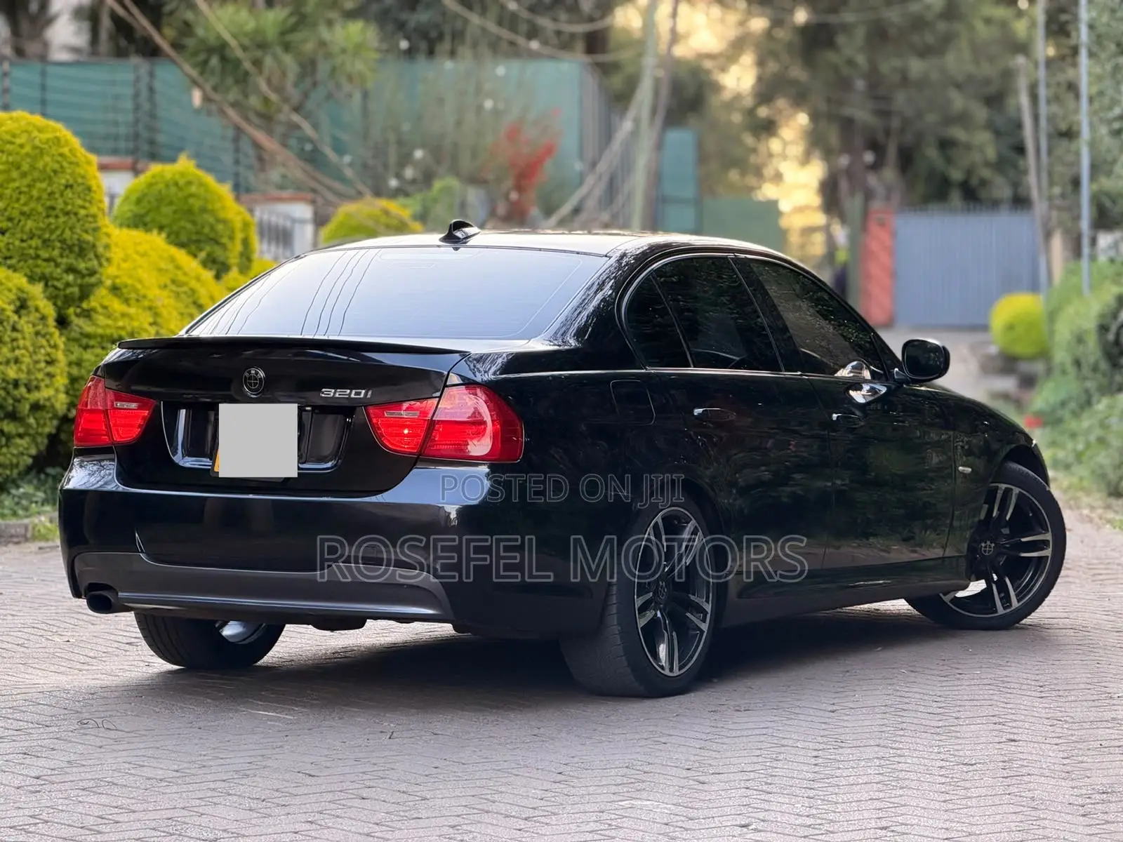 BMW 320i Sedan RWD 2011 Black